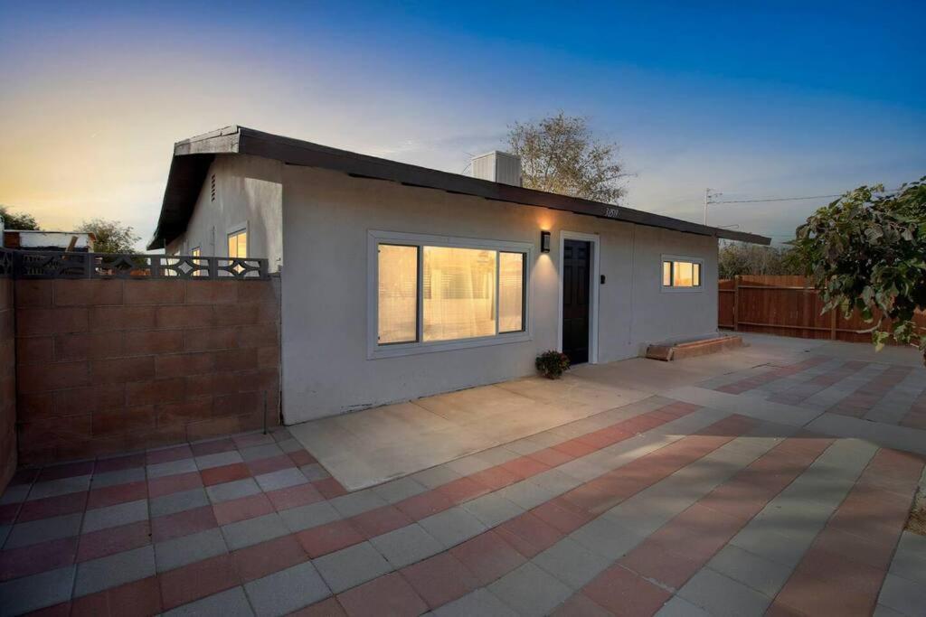 Modern City Ranch 3 Bdrm Family Home Access By Dirt Road Palmdale Exterior photo