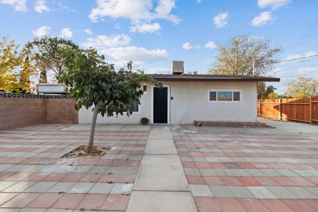 Modern City Ranch 3 Bdrm Family Home Access By Dirt Road Palmdale Exterior photo