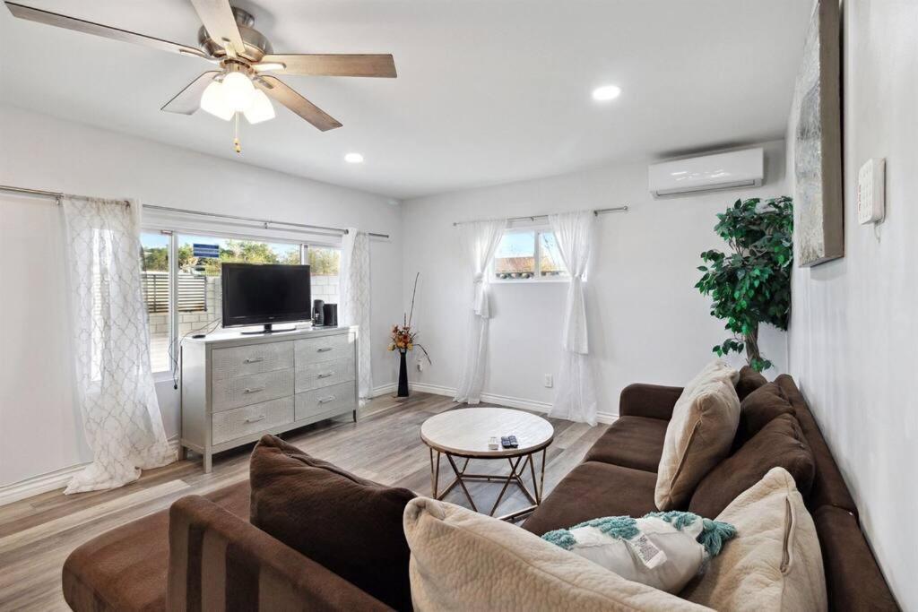 Modern City Ranch 3 Bdrm Family Home Access By Dirt Road Palmdale Exterior photo