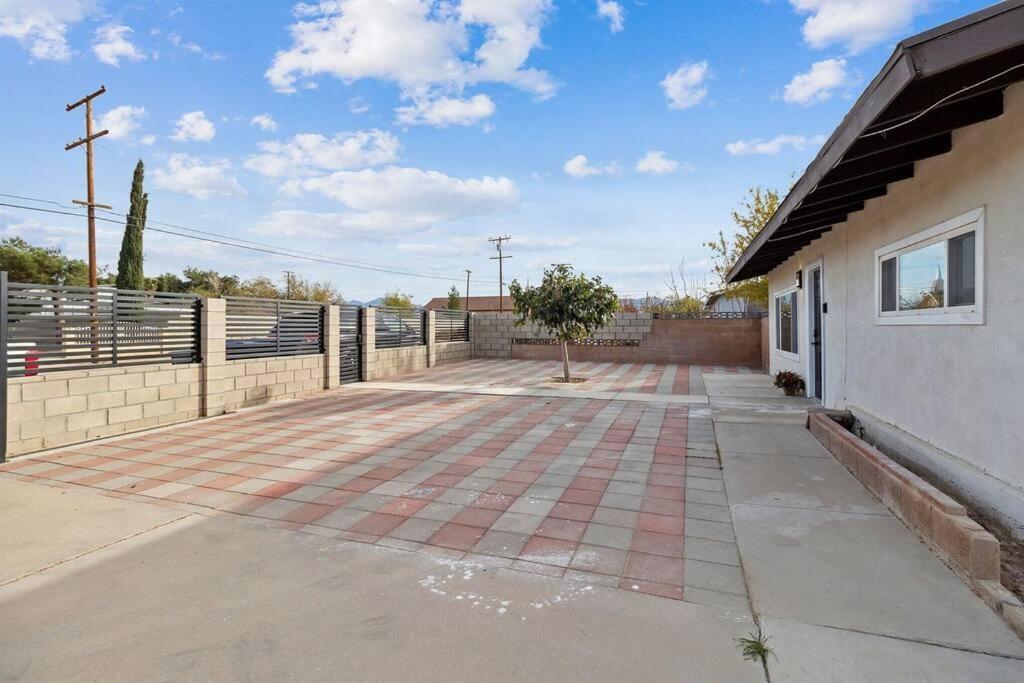 Modern City Ranch 3 Bdrm Family Home Access By Dirt Road Palmdale Exterior photo