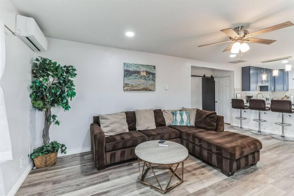 Modern City Ranch 3 Bdrm Family Home Access By Dirt Road Palmdale Exterior photo