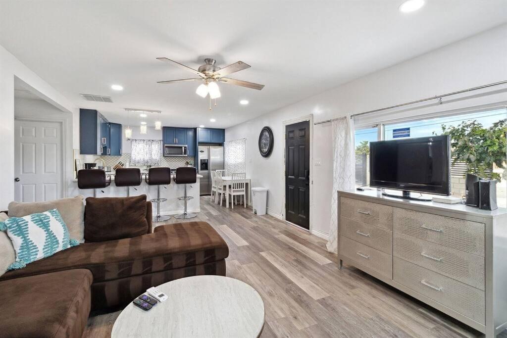 Modern City Ranch 3 Bdrm Family Home Access By Dirt Road Palmdale Exterior photo