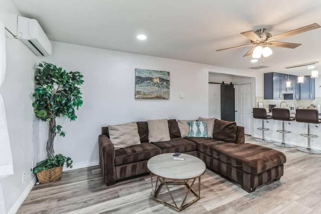 Modern City Ranch 3 Bdrm Family Home Access By Dirt Road Palmdale Exterior photo