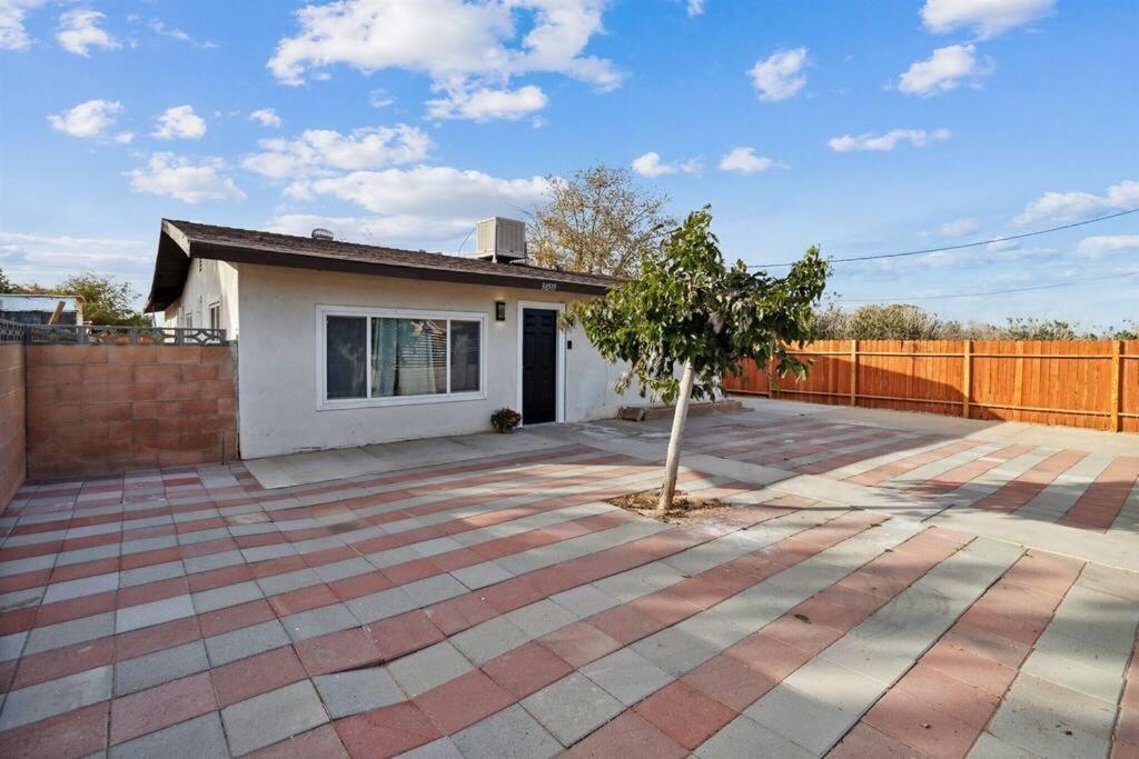 Modern City Ranch 3 Bdrm Family Home Access By Dirt Road Palmdale Exterior photo