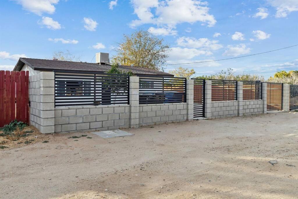 Modern City Ranch 3 Bdrm Family Home Access By Dirt Road Palmdale Exterior photo